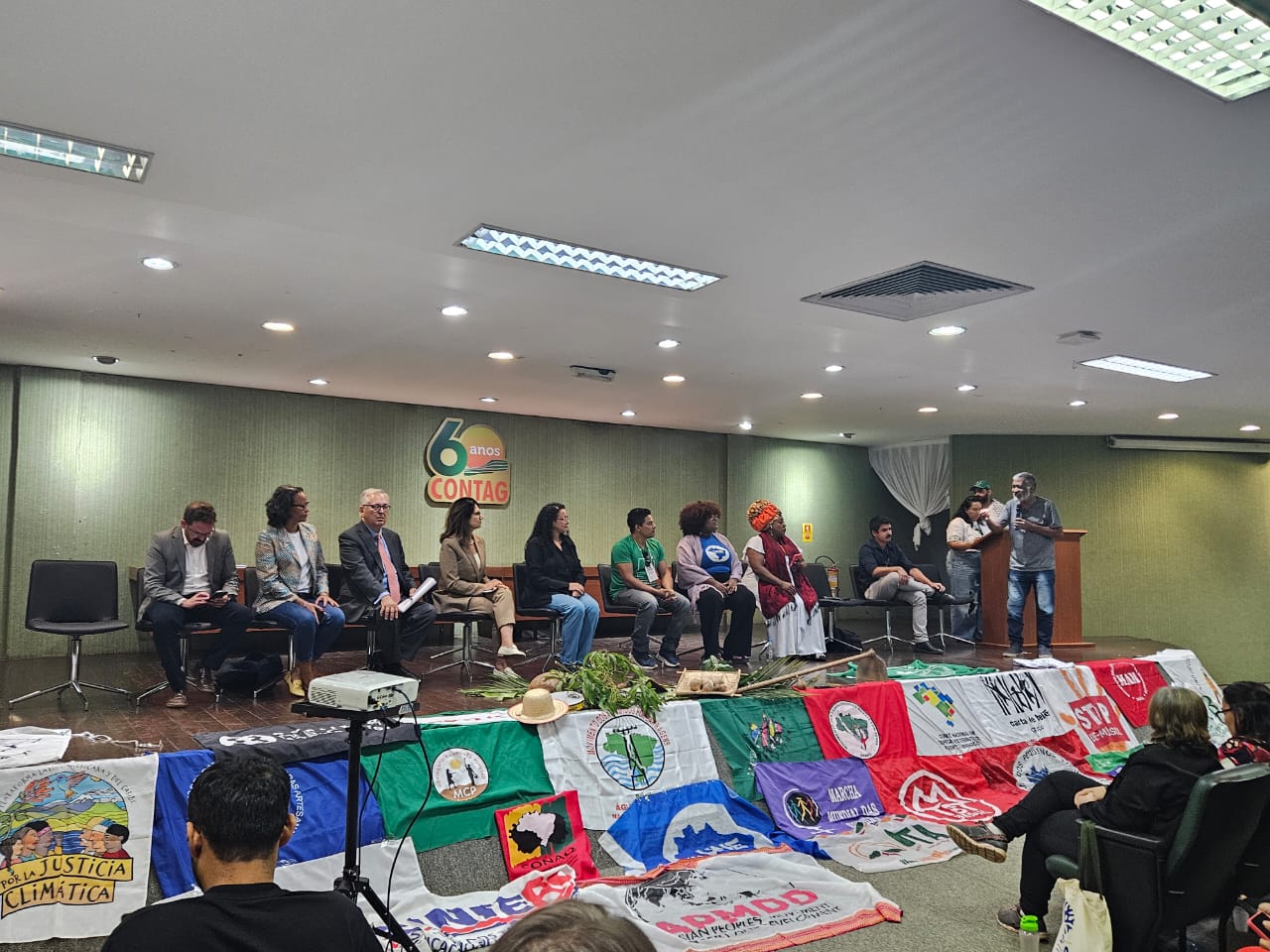 Movimentos sociais e representantes de organizações ambientalistas se reúnem em Brasília na Plenária Nacional da Cúpula dos Povos Rumo à COP30.